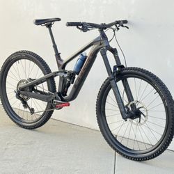 2023 Trek Slash 9.8 Carbon Full Suspension Mountain Bike. MEDIUM. Shimano XT 12 speeds. CARBON RIMS 29er