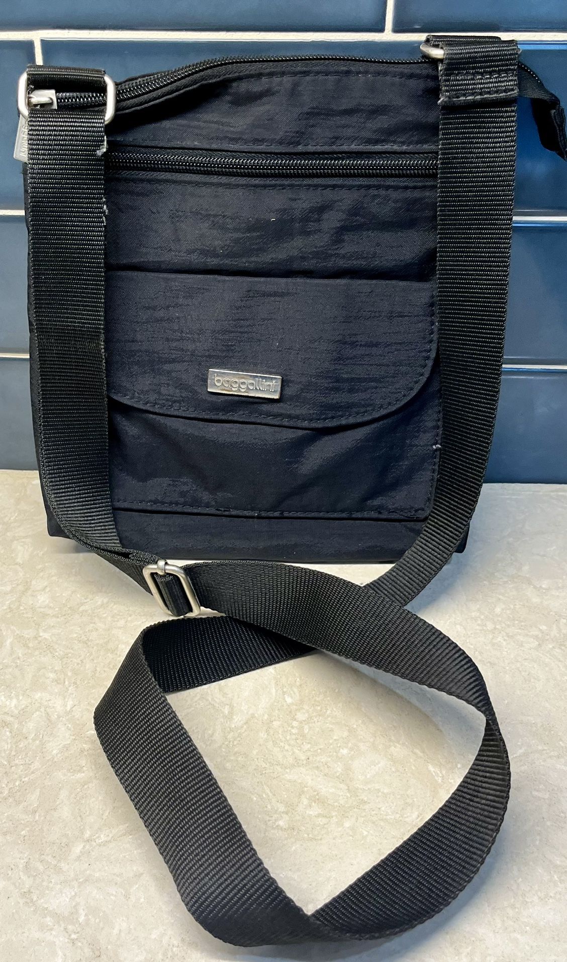 Baggallini Crossbody Bag Black Nylon Softshell Outer Pocket Travel purse CLEAN