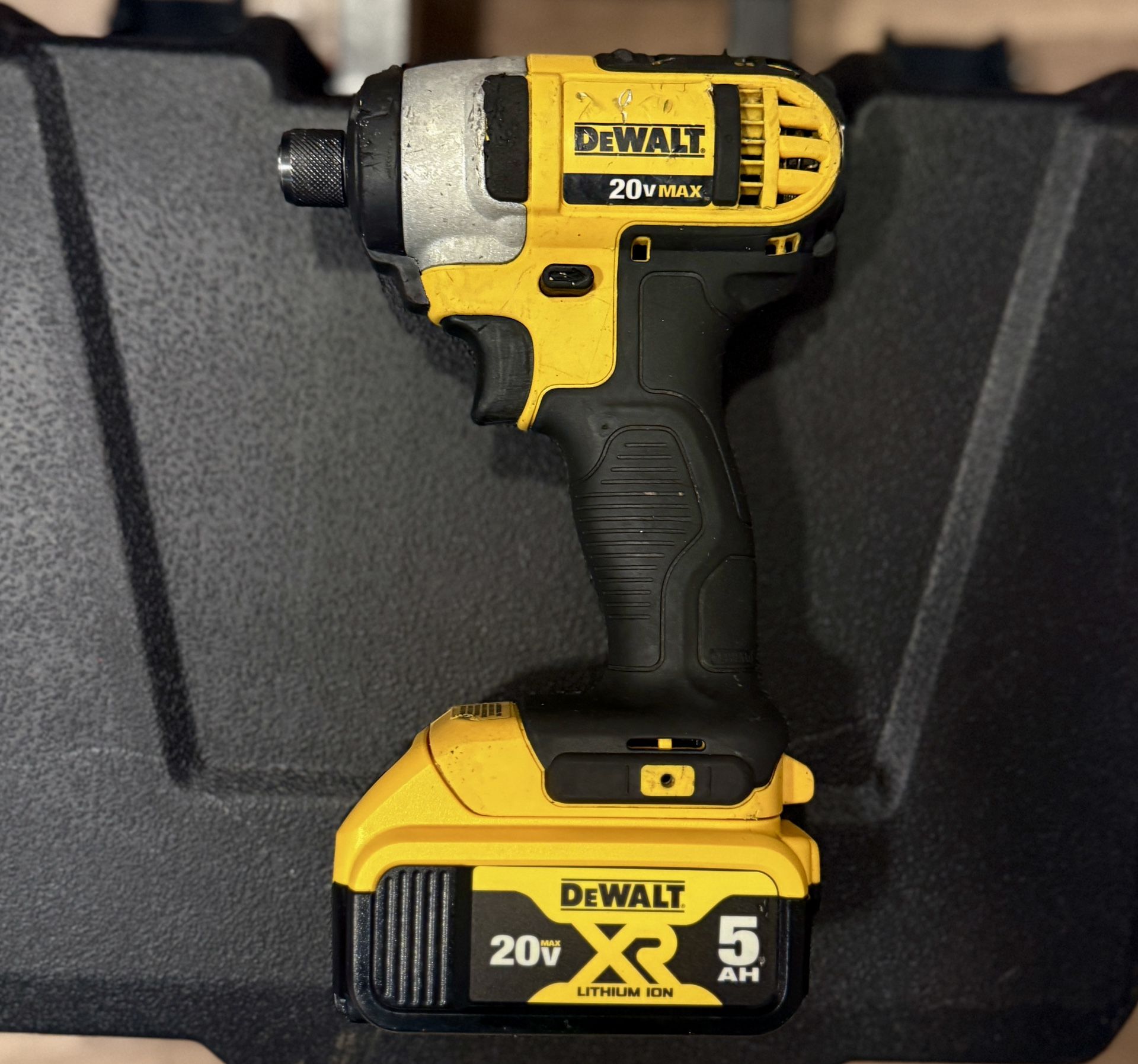 DeWALT DCF885 20V MAX Impact Driver -1,400 in-lbs 1/4" Hex Chuck + 5.0Ah Battery