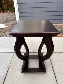 Curvy end table