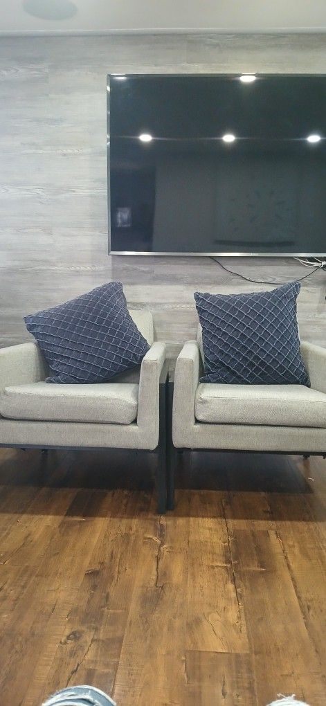 Living Room Chairs 