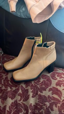 Light brown boots,New.Size 9.