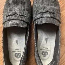 Women’s Size 7 Herringbone Gray And Black Cloud steppers By Clark’s