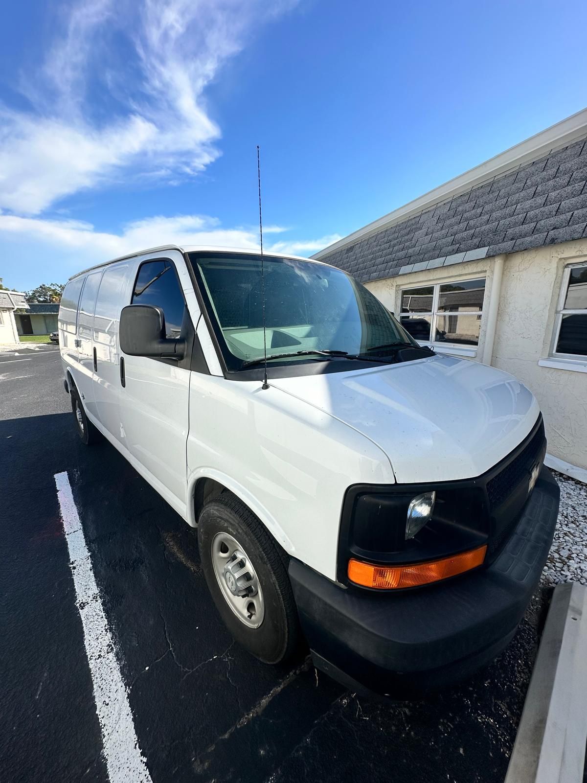 2017 - CHEV Express -White - $ 7.900