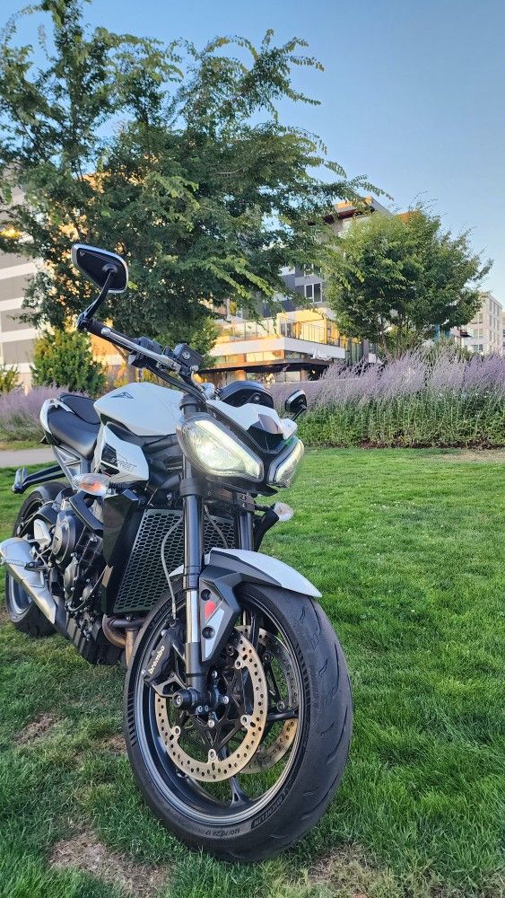 2024 Triumph Street Triple R 765 Crystal White