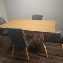Dining Room Table & Chairs
