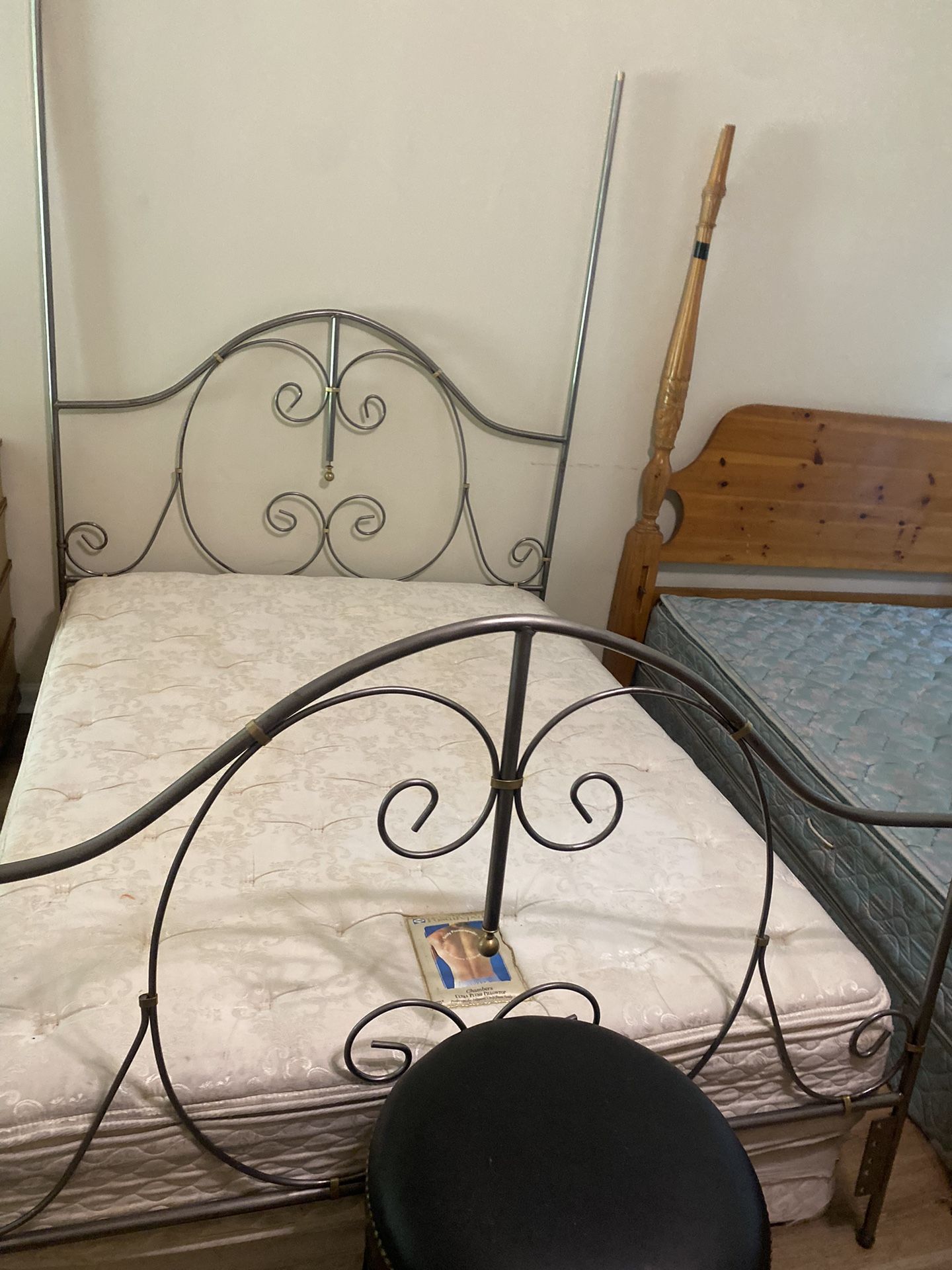 Full Size EXCELLENT Posturepedic Ultra Plush Bed Set + Iron Frame