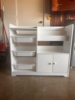 Children’s bookshelf and toy bins
