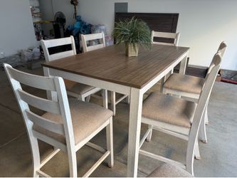 Beautiful farmhouse, dining table, 6 chairs, and two matching stools