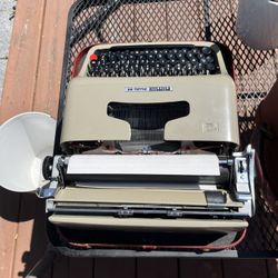Vintage Olivetti Underwood Studio 44 Manual Typewriter With Case