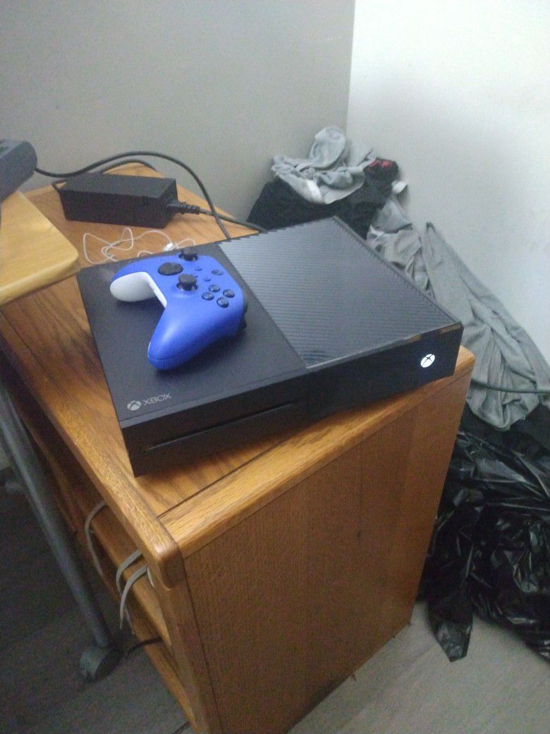 Xbox One Comes With 1 Controller And All The Cords With Lots Of Games Read Description 