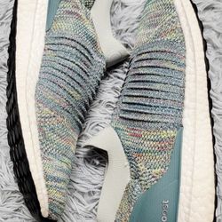 Size 10 Adidas Ultraboost Laceless Ash Silver Multi Color CM8266.
