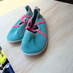Speedo Medium Kid size 7-8 water shoes