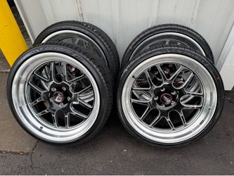 NEW 22 inch staggered WELD wheels 22x8.5 fronts and 22x10.5 rears. wrapped in Lexani tires