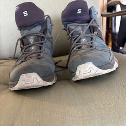 Solomon hiking boots. Size 10 men. Trail boots.