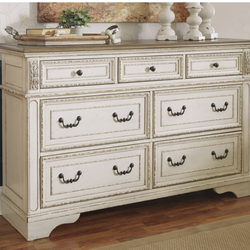Ashley Furniture Realyn 7-Drawer Dresser (Standalone)