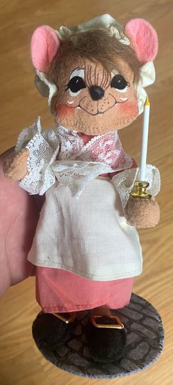Annalee 6" Colonial Girl Pilgrim Mouse with Candle