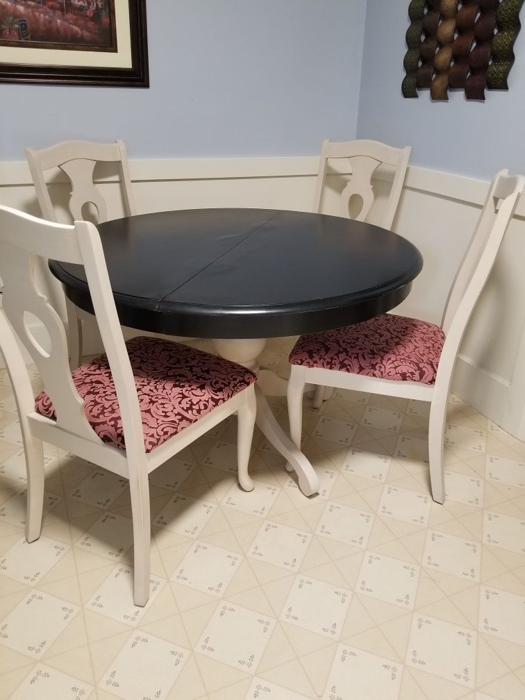 Table/Chairs