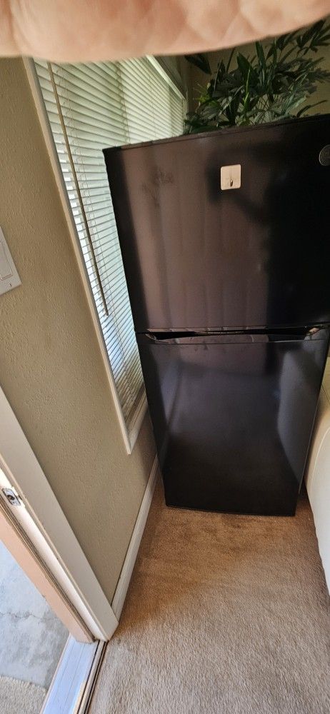 Clean 2.5 Year Old GE REFRIGERATOR