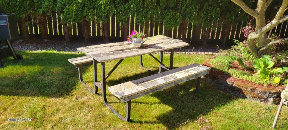 Free Picnic Table