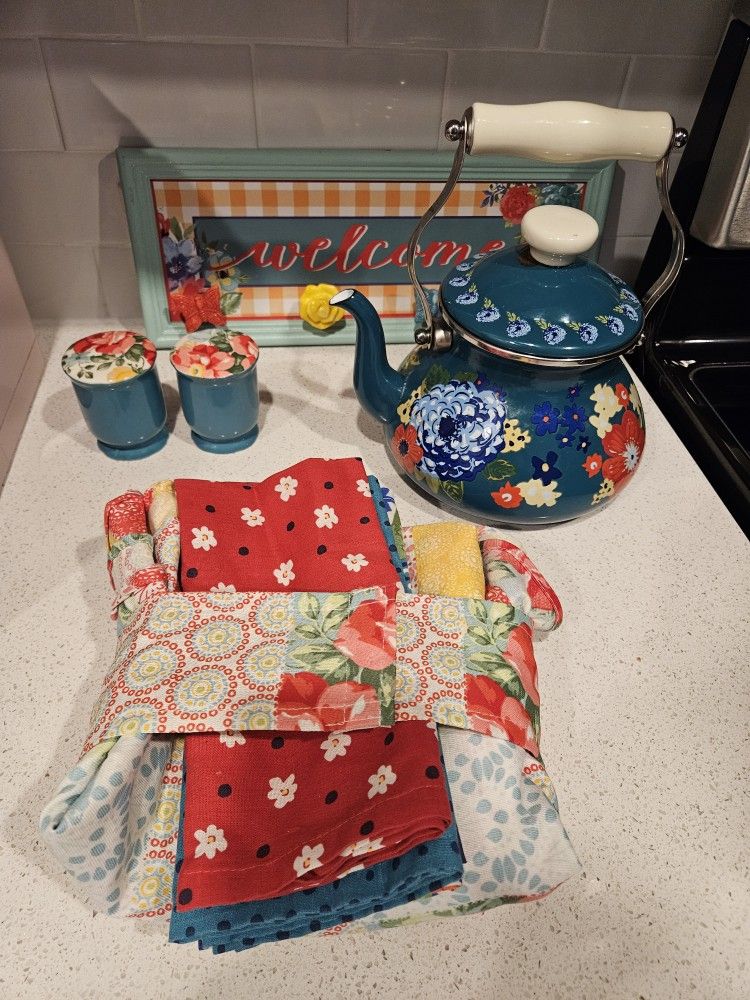 Used Pioneer Women Kitchen Decor