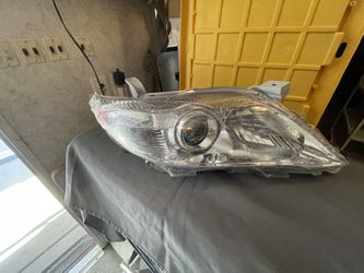Headlight Compatible With 2010-2011 Toyota Camry Right Passenger 