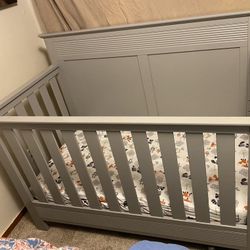 Crib,  mattress, 3 Sheets, 2 Mattess Protector! Greta Bundle Deal !!