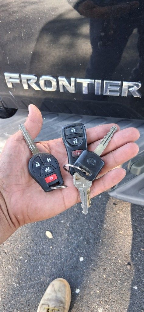 Car Keys And Remotes / Llaves De Carro Y Controlles