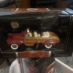 ROAD SIGNATURE SERIES #20048 1:18 RED/WOOD - 1946 FORD SPORTSMAN - NIB