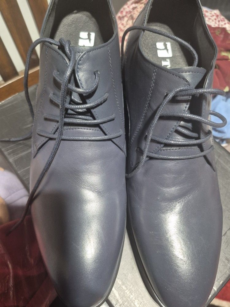 New ToTo Shoes Size 9. New