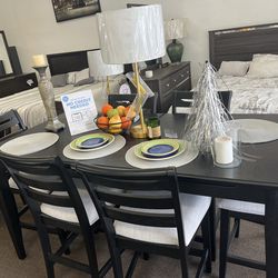 Table black and gray chair