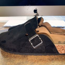 YO KI Black Cork Footbed Clogs – Women’s Size 7.5