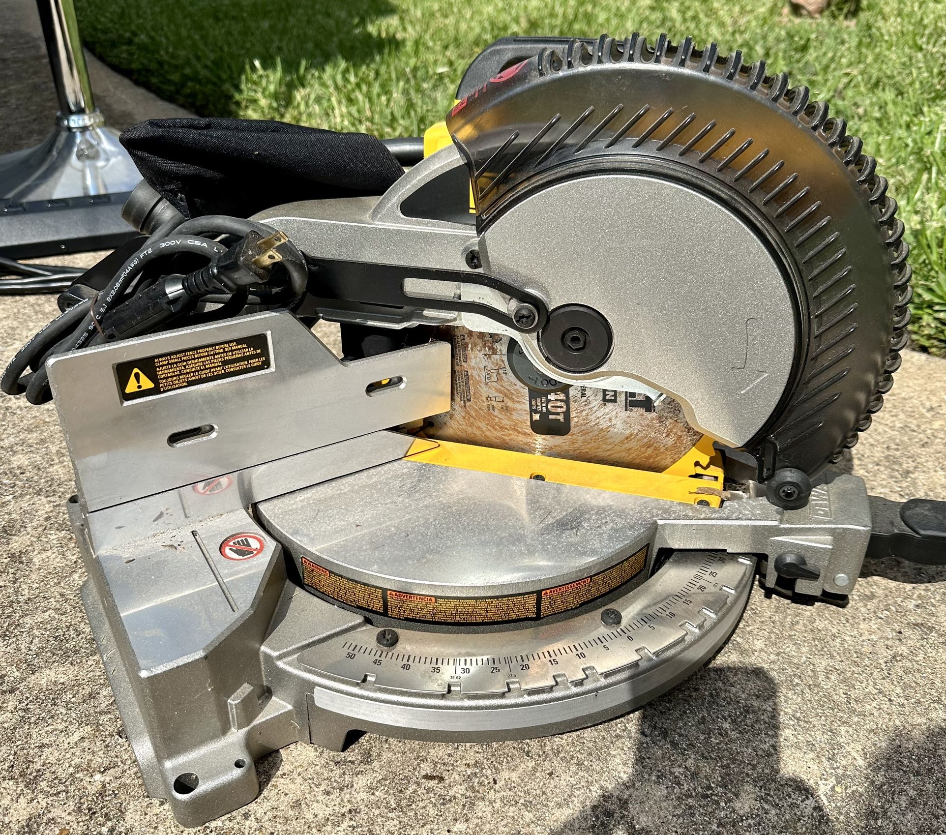 DeWalt DW713 10” inch Compound Miter Saw Never Used/Open box