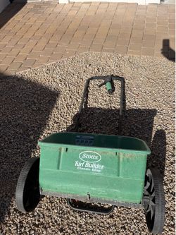Grass seed fertilizer spreader