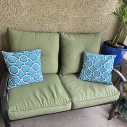 New Barely Used, 4 Piece Patio Conversation Set 