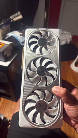 Gigabyte   RTX WHITE Aero 12 GB 4070 PC GPU.