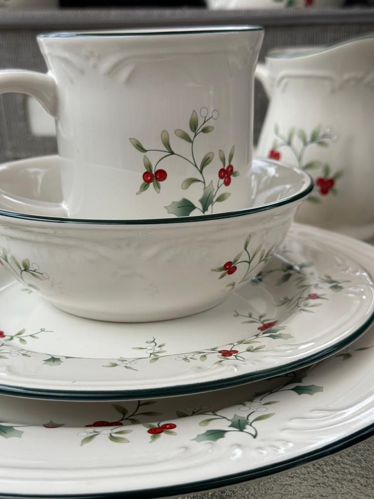 Pfaltzgraff Winterberry Dinner Set Christmas Holiday Plate Setting