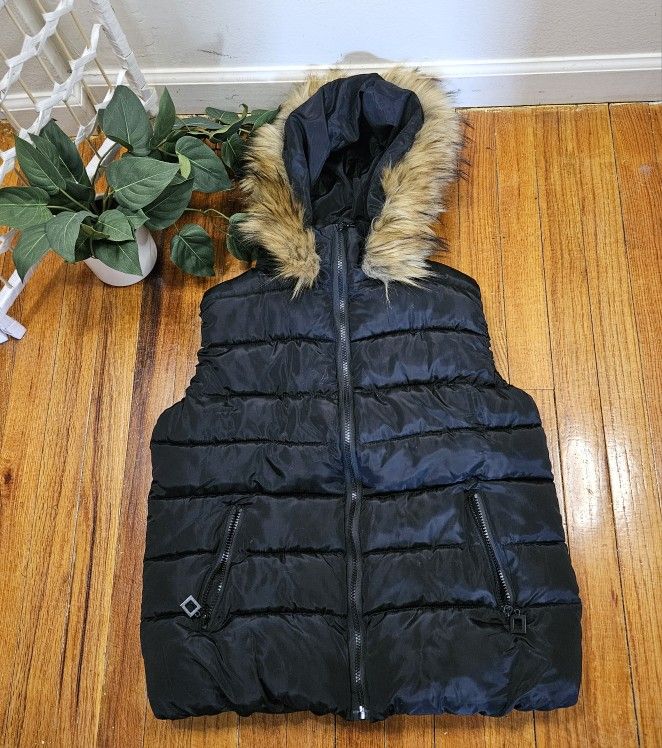 Black faux fur puffer winter vest with zipper pockets size xl approximately ptp 20", length 23" it says 2xl but measurements are for xl