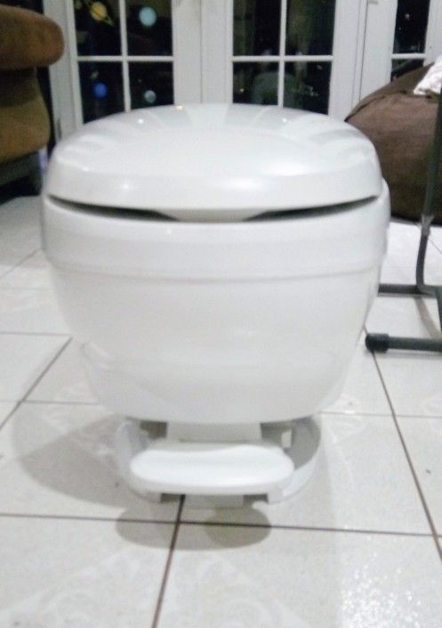 RV TOILET 