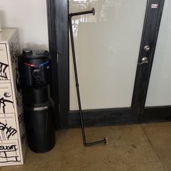 black clothing rack pipe