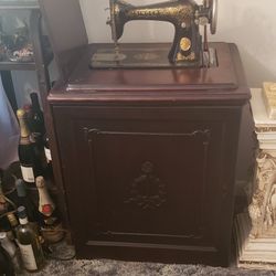 1921 Singer Sewing Machine. 