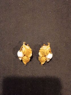 Vintage Pennino Brothers clip earings.