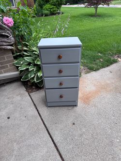 Small wood chest of 4 drawers