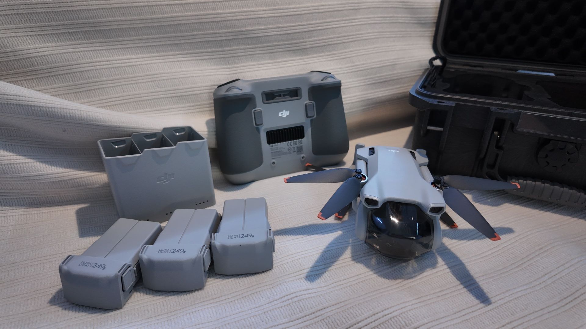 DJI - Mini 3 Fly More Combo Drone and Remote Control with Built-in Screen (DJI RC) - Gray