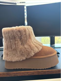 Mini sherpa boots