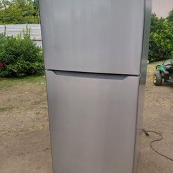 Insignia™ - 18 Cu. Ft. Top-Freezer Refrigerator