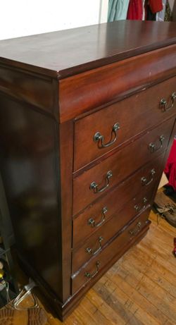 5 drawer of drawers and a hidden or feld-lined top drawer