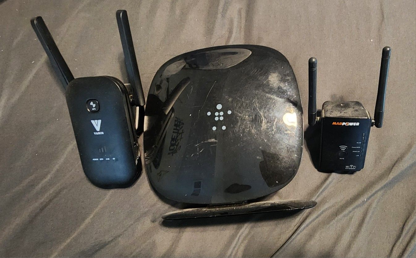 Wifi Modem And 2 Extenders