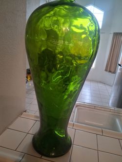Pre-owned  Large green flower vase know  chips