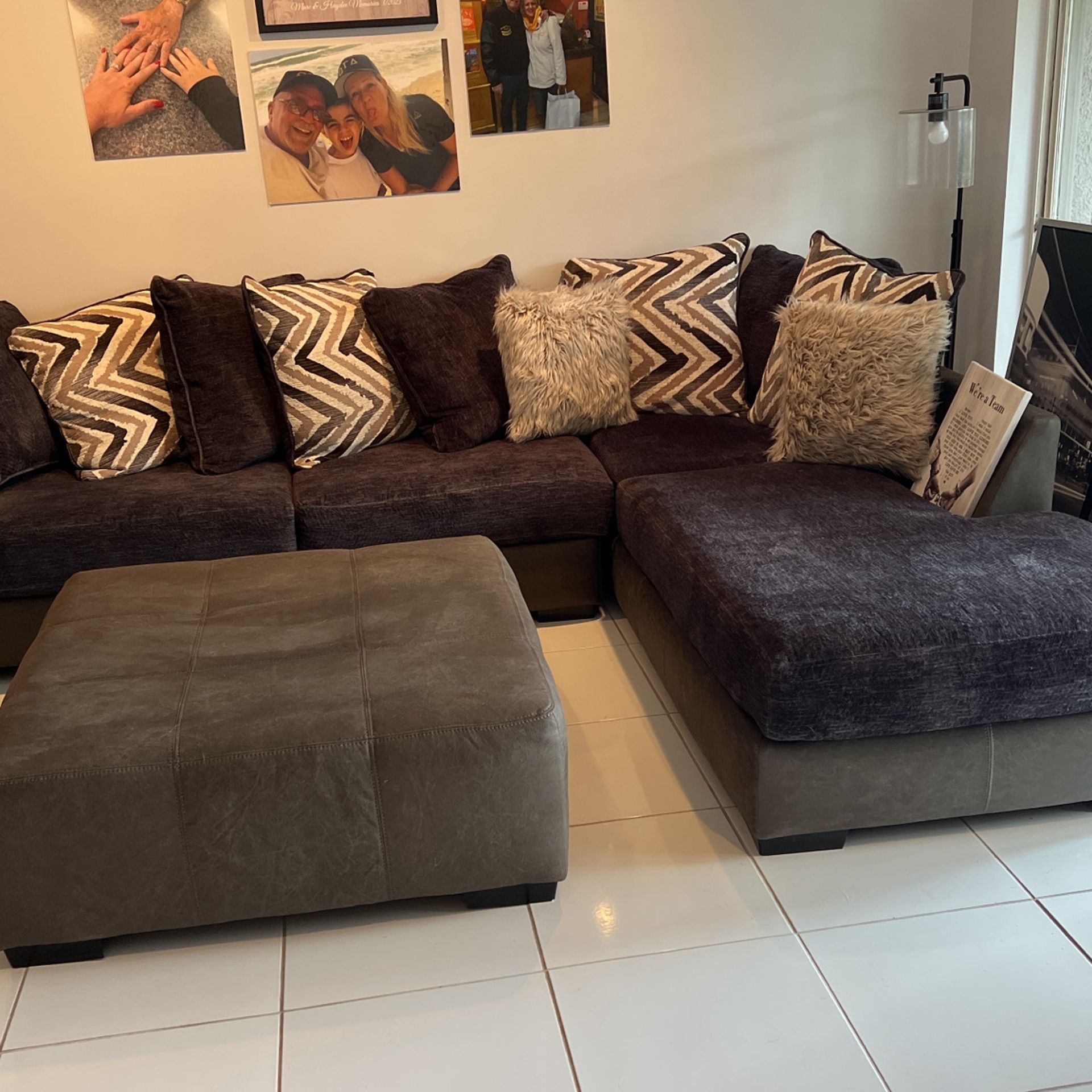 Like New Leather And Cloth Sectional W/ottoman And Pillows